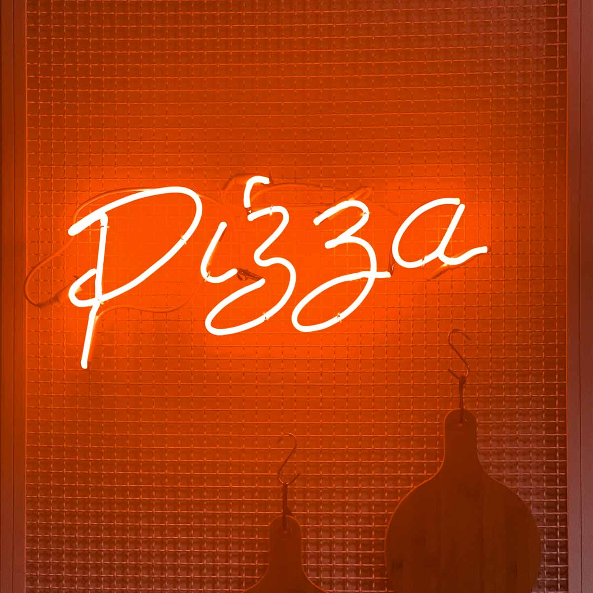 A neon sign that says pizza